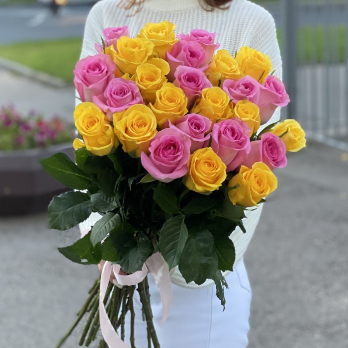 25 розовых и желтых роз 60 см